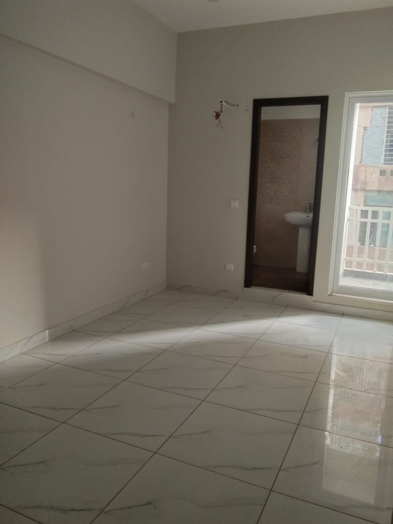 950 Sq Ft Apartment for Sale in Phase 6, DHA Karachi — property photo 4
