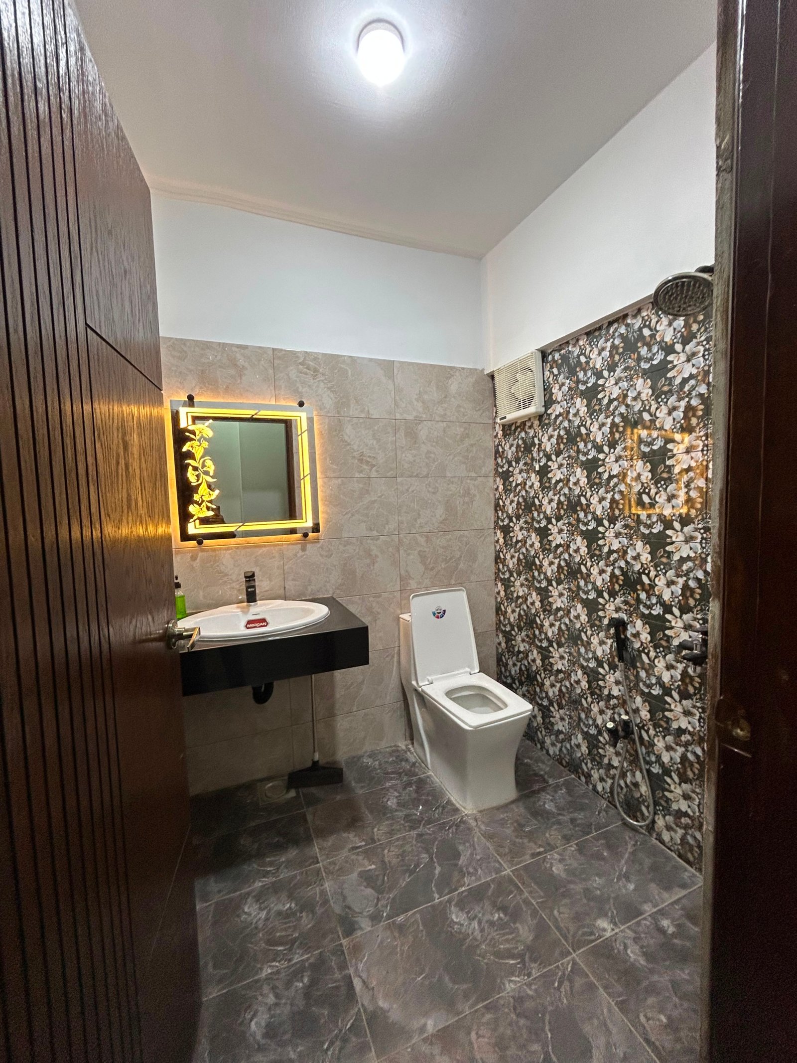 950 Sq Ft Apartment for Sale in Phase 6, DHA Karachi — property photo 3